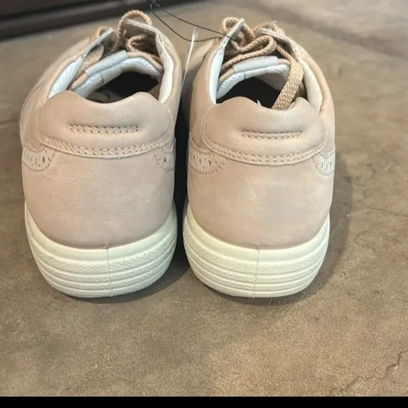 NWT! Women’s Ecco Hydromax Hybrid Wingtip Golf Shoes. Size 6-6.5 MSRP $170.00.