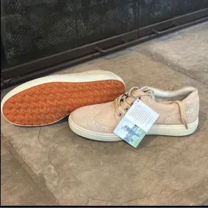 NWT! Women’s Ecco Hydromax Hybrid Wingtip Golf Shoes. Size 6-6.5 MSRP $170.00.