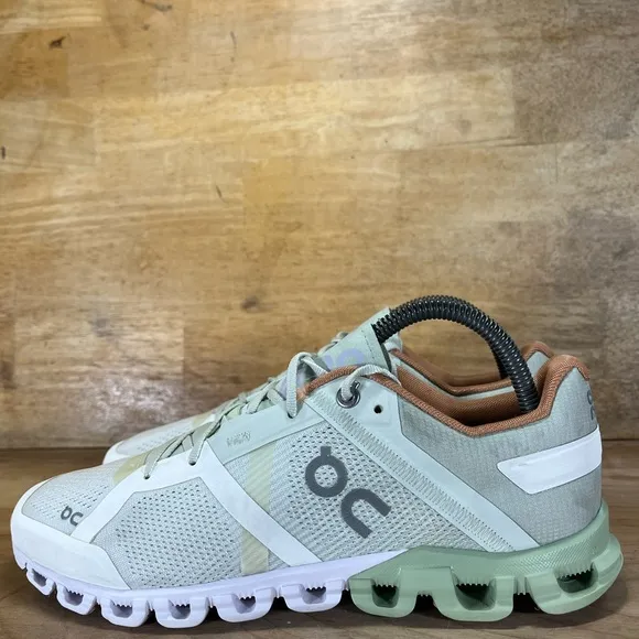 On CloudFlow 2.0 LIGHTWEIGHT Womens Size 8.5 Running Shoes Sneakers White Aloe