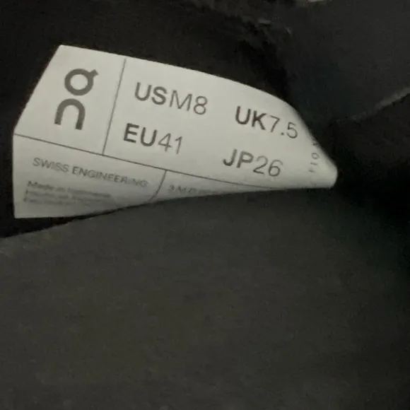 On Running Cloud Men’s Shoes Black/White Size 8