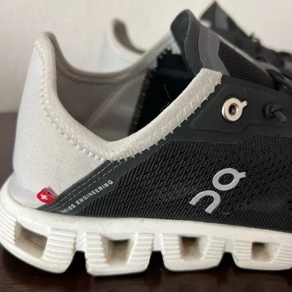 On Running Cloud Men’s Shoes Black/White Size 8