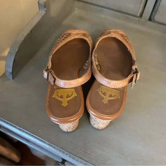 Open toe brown Crown Vintage wedges in 8.5 in excellent condition