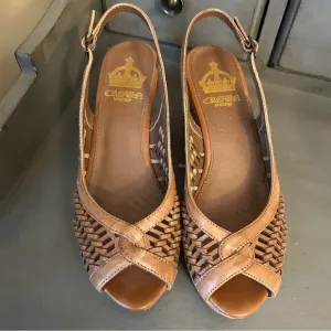 Open toe brown Crown Vintage wedges in 8.5 in excellent condition
