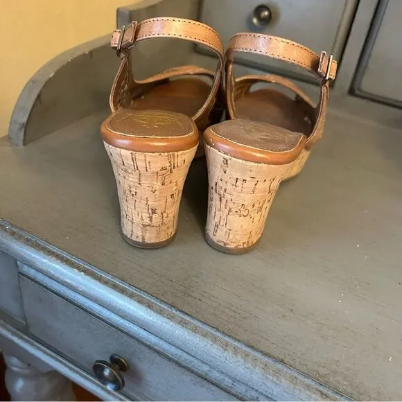 Open toe brown Crown Vintage wedges in 8.5 in excellent condition