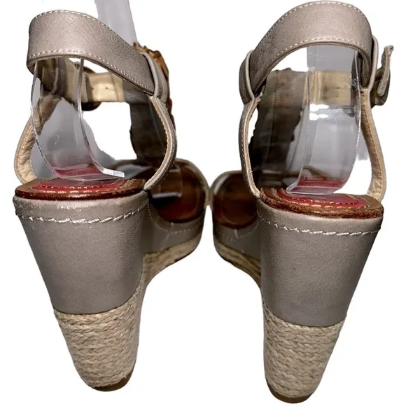Paloma Barcelo Women’s 9 Light Gray Leatger Shell Front Strappy Heeled Wedges
