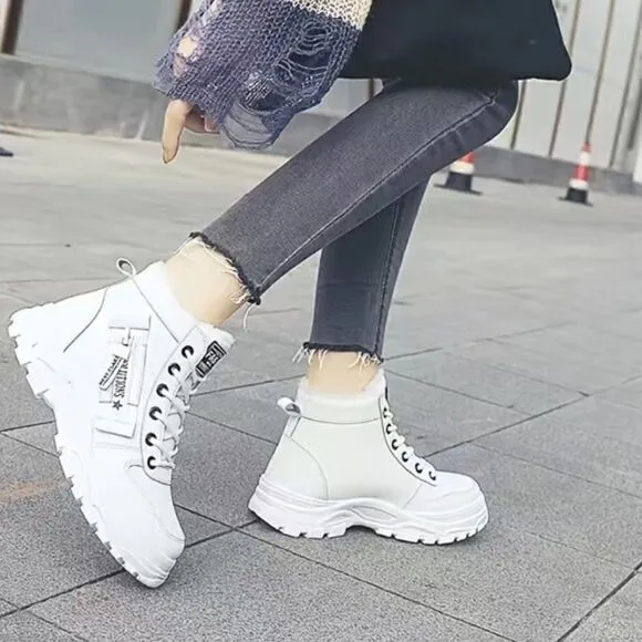 Plush Lined White Boots. Thick soles super comfy. Lace up . Sz 8.5