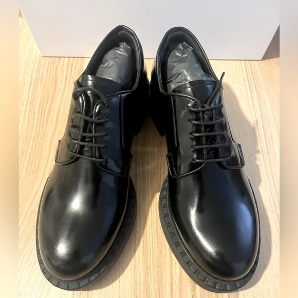 Prada Black leather lace up loafer. Woman’s size 7.