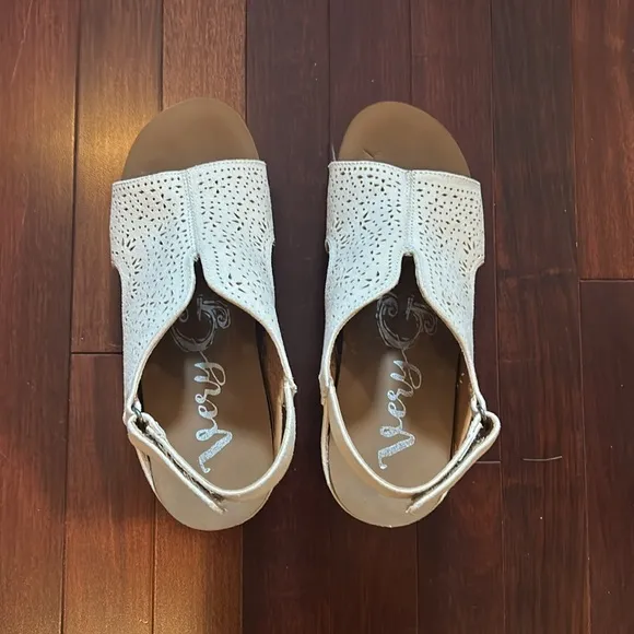 Pulse Boutique Very G Free Fly Cream Wedges