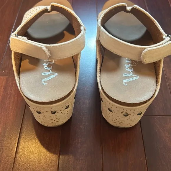 Pulse Boutique Very G Free Fly Cream Wedges