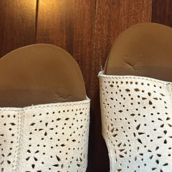 Pulse Boutique Very G Free Fly Cream Wedges