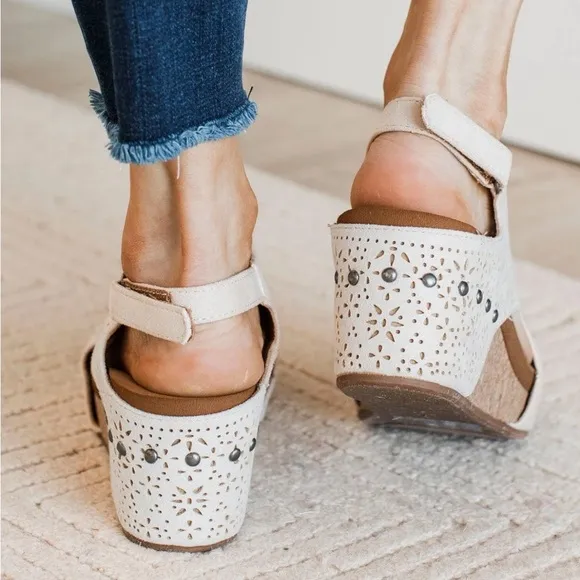 Pulse Boutique Very G Free Fly Cream Wedges