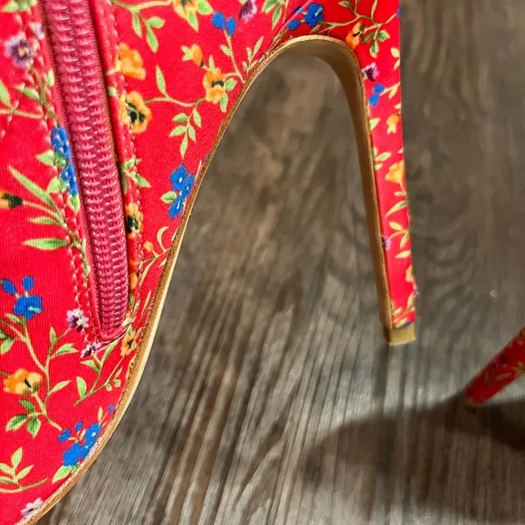 RAYE BOOTIE•MAGENTA WITH MULTI-COLORED FLOWERS•SIZE: 9