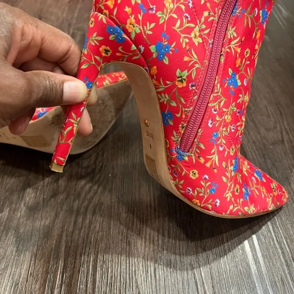 RAYE BOOTIE•MAGENTA WITH MULTI-COLORED FLOWERS•SIZE: 9