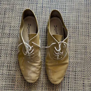 Repetto Paris Beige Patent Lace-Up Oxford Shoes