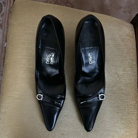 Salvatore Ferragamo Black Leather Pumps Shoes Logo Pin Size 10