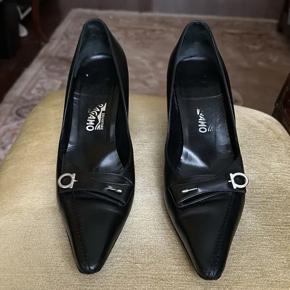 Salvatore Ferragamo Black Leather Pumps Shoes Logo Pin Size 10