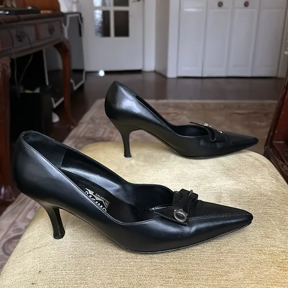 Salvatore Ferragamo Black Leather Pumps Shoes Logo Pin Size 10