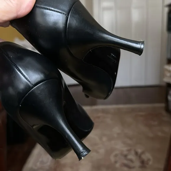 Salvatore Ferragamo Black Leather Pumps Shoes Logo Pin Size 10