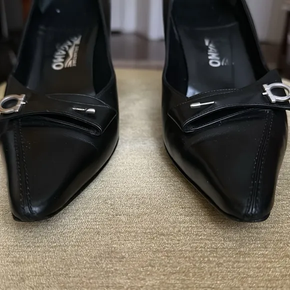 Salvatore Ferragamo Black Leather Pumps Shoes Logo Pin Size 10