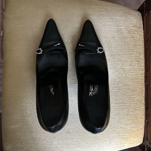 Salvatore Ferragamo Black Leather Pumps Shoes Logo Pin Size 10