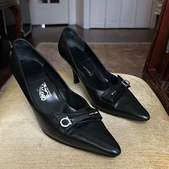 Salvatore Ferragamo Black Leather Pumps Shoes Logo Pin Size 10