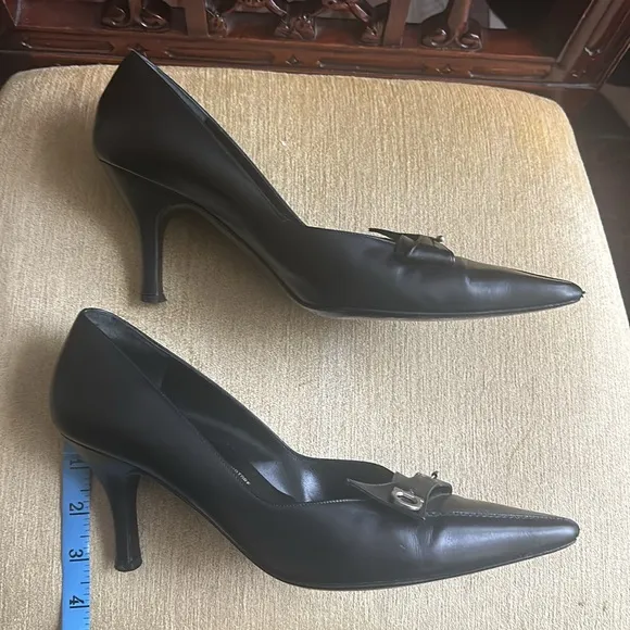 Salvatore Ferragamo Black Leather Pumps Shoes Logo Pin Size 10