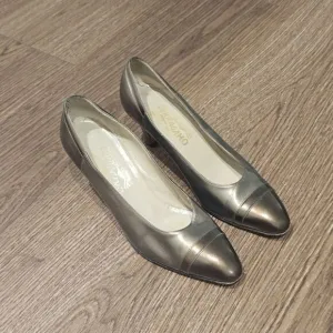 Salvatore Ferragamo two-toned shoes size 8B