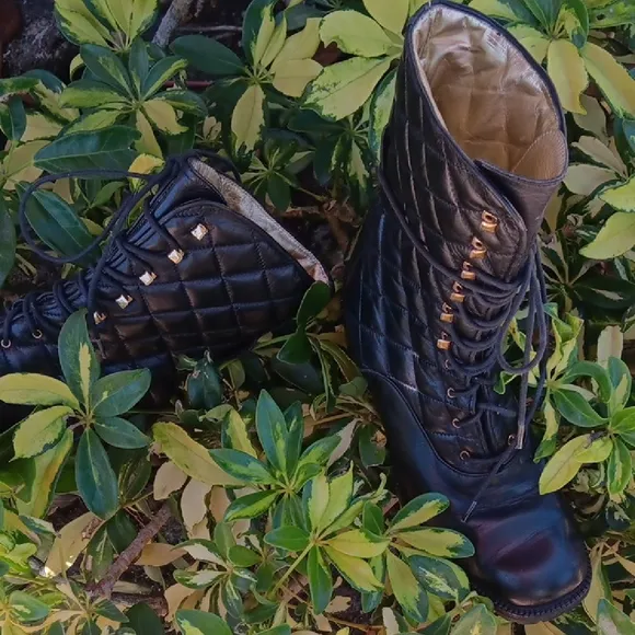 Sleek Black Combat Boots with Quilted Design and Sturdy Sole.EUC.Vintage