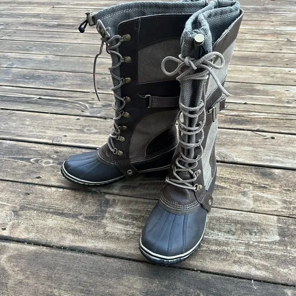 Sorel Conquest Carly Boots featured in The Hunter Games!  Forest Green Size 8