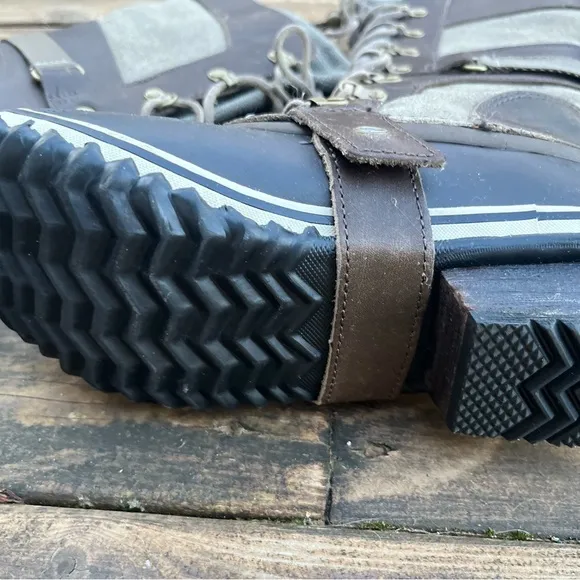 Sorel Conquest Carly Boots featured in The Hunter Games!  Forest Green Size 8