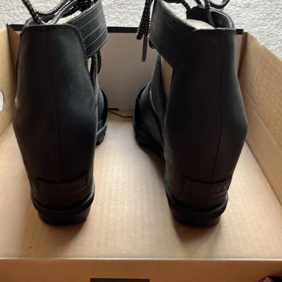 Sorel Joanie II Lace Black Leather Wedge Platform Sandals Size 10.5