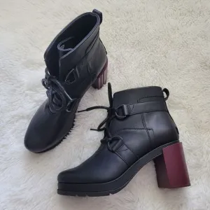 Sorel Margo lace up boots size 9.5