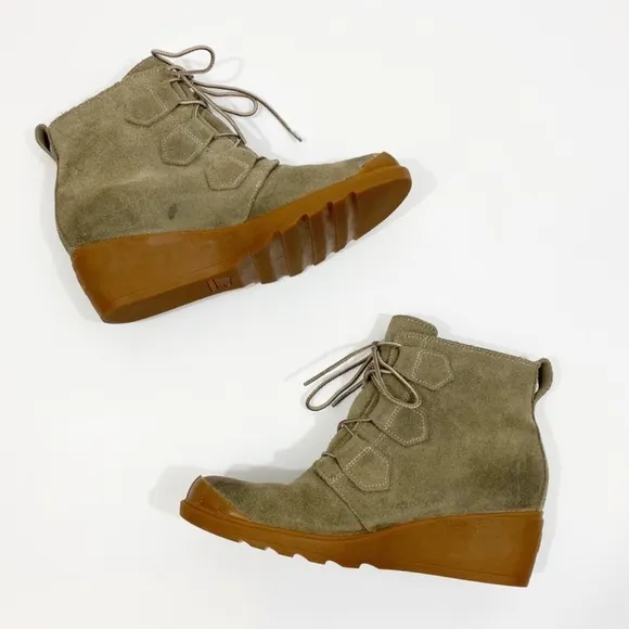 Sorel • Toronto tan gray lace up wedge boots
