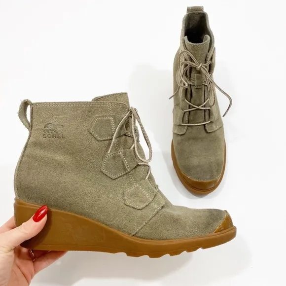 Sorel • Toronto tan gray lace up wedge boots