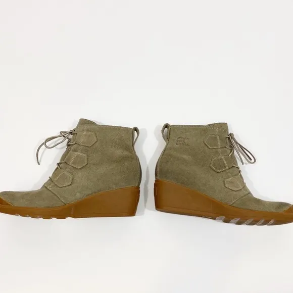 Sorel • Toronto tan gray lace up wedge boots