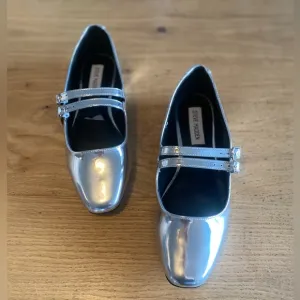 Steve Madden Benson Silver Metallic Almond Toe Mary Jane Flats Women’s 8…