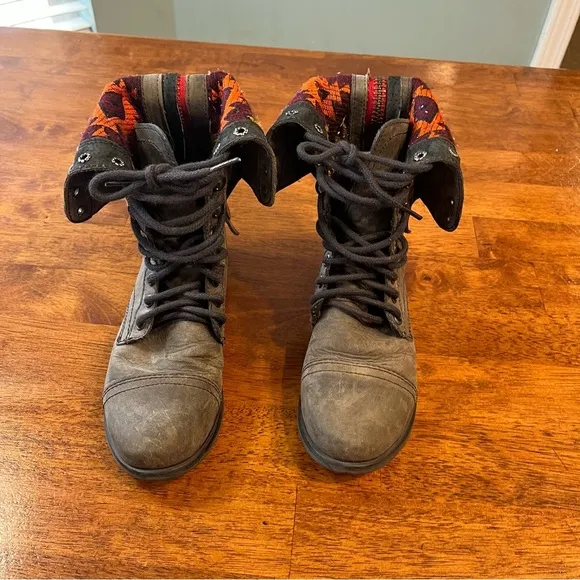Steve Madden Convertible Fold Over Aztec Lace Up Leather Combat Boots size 6