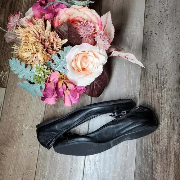 Stuart Weitzman Black Ballet Slip on Leather Flats Round Toe Women's Size 7.5M