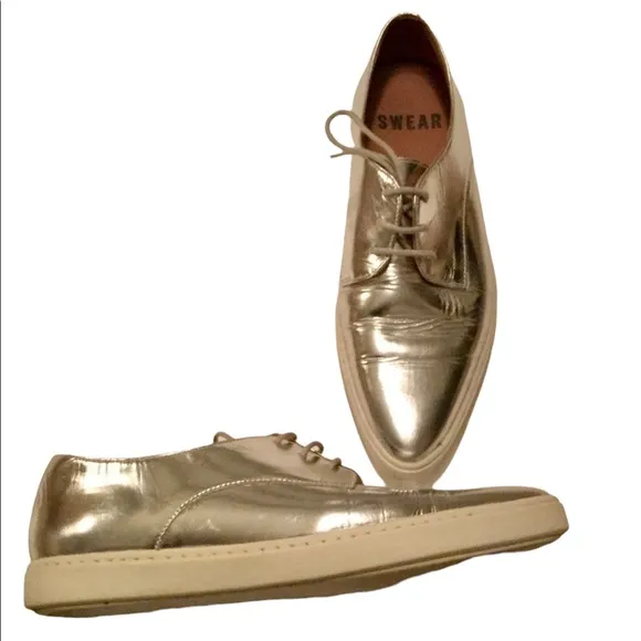 SWEAR metallic pointed toe flats.