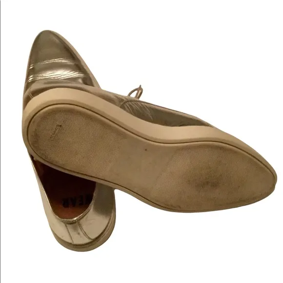 SWEAR metallic pointed toe flats.