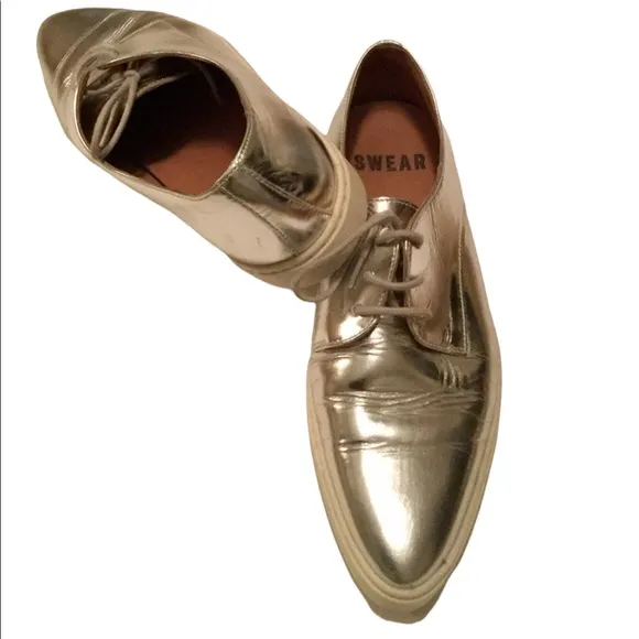 SWEAR metallic pointed toe flats.