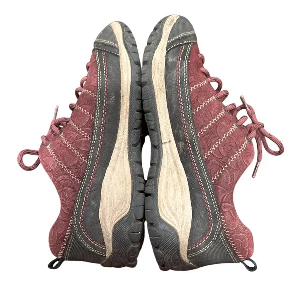 Taos Footwear Motion City Hiker Ankle Boots in Black and Burgundy