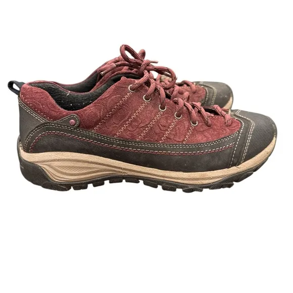 Taos Footwear Motion City Hiker Ankle Boots in Black and Burgundy