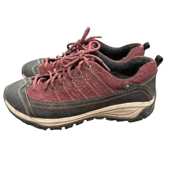 Taos Footwear Motion City Hiker Ankle Boots in Black and Burgundy