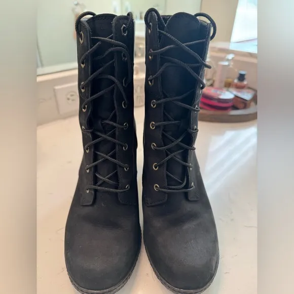 Timberland Black Glancy Lace-Up Boots with Suede Finish