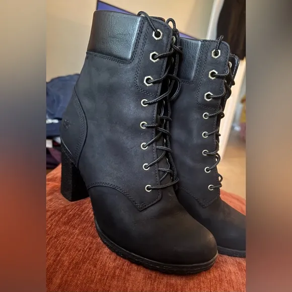 Timberland Black Glancy Lace-Up Boots with Suede Finish