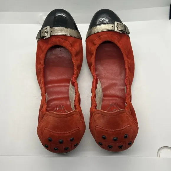 Tods Flats Womens 38 US8 Red Black Suede and Patent Leather Cap Toe Ballet