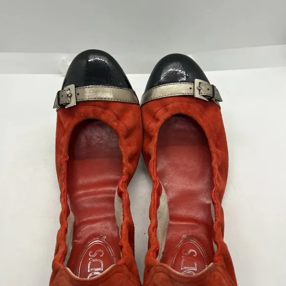 Tods Flats Womens 38 US8 Red Black Suede and Patent Leather Cap Toe Ballet