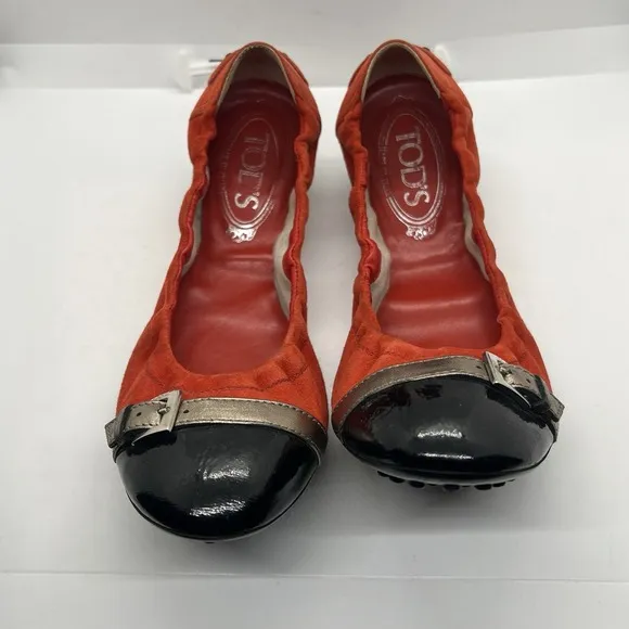 Tods Flats Womens 38 US8 Red Black Suede and Patent Leather Cap Toe Ballet