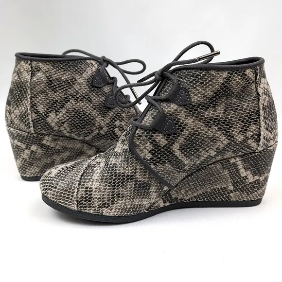 Toms Kala Lace Up Wedge Bootie Faux Snakeskin Reptile Print Gray Trendy size 7.5